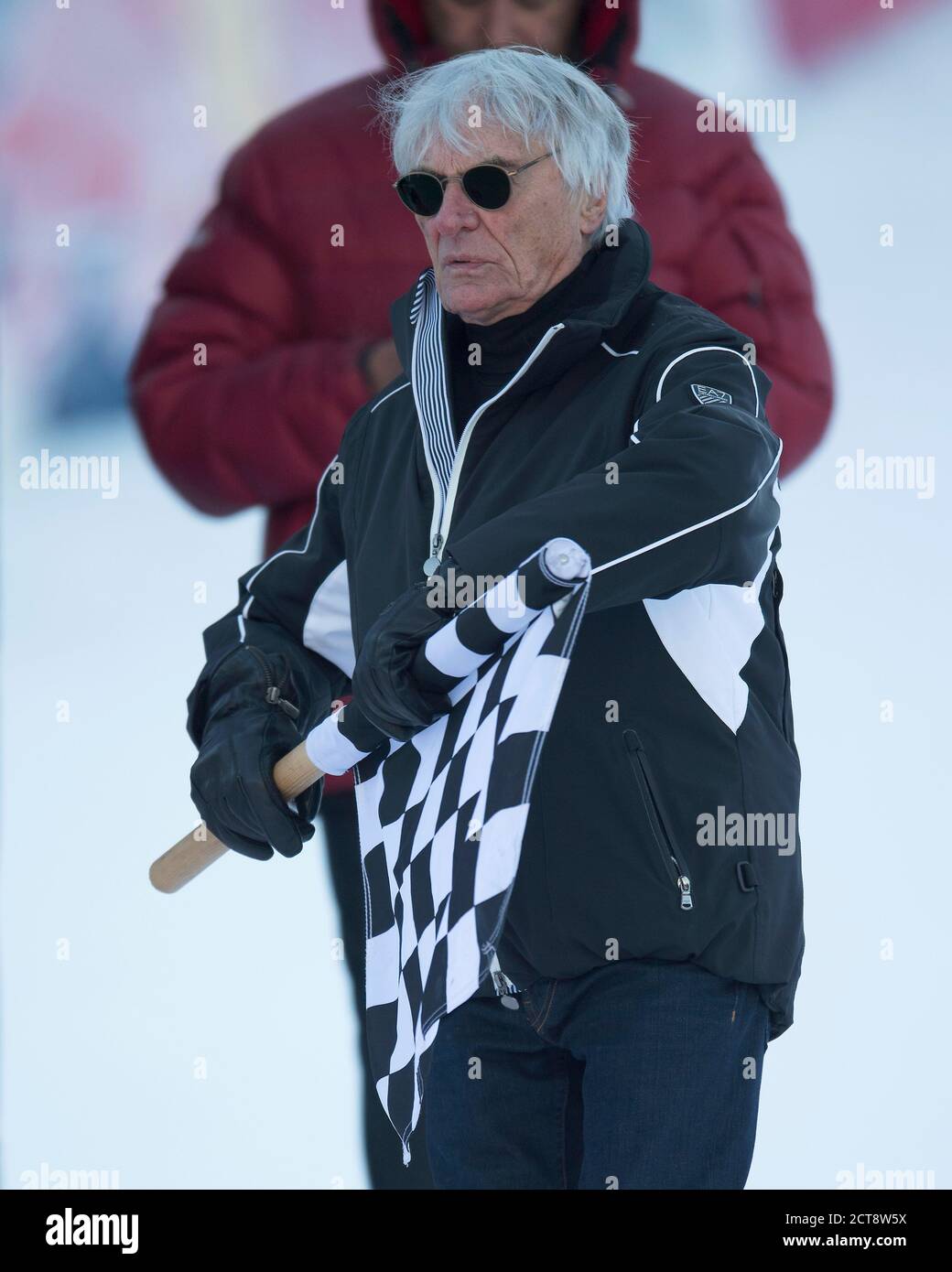 Bernie Ecclestone avec un drapeau à damier dans la course de ski de la Charité “Kitz Trophy” à Kitzbuhel, Autriche. Photo : © Mark pain / Alamy Banque D'Images