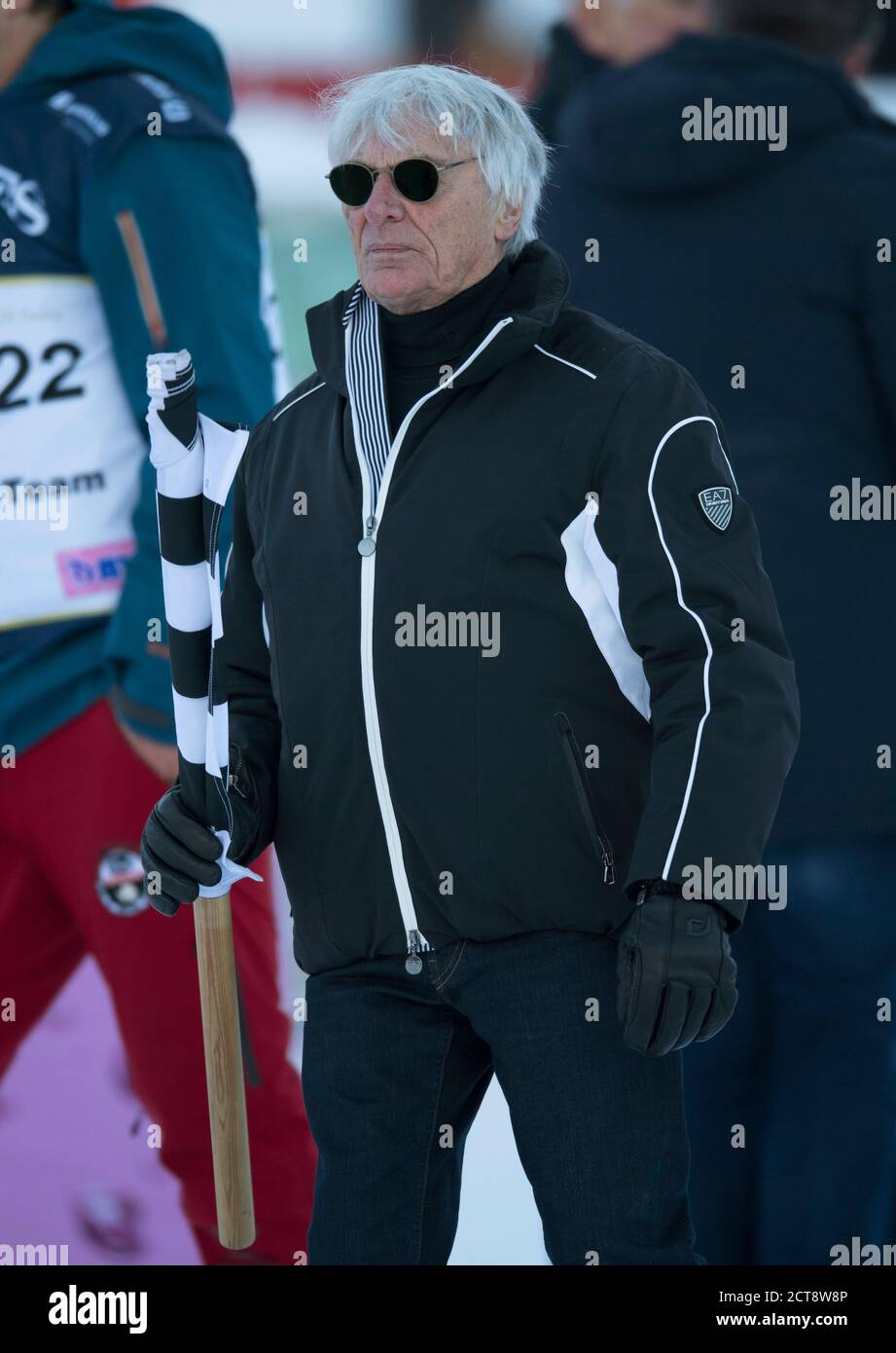 Bernie Ecclestone avec un drapeau à damier dans la course de ski de la Charité “Kitz Trophy” à Kitzbuhel, Autriche. Photo : © Mark pain / Alamy Banque D'Images