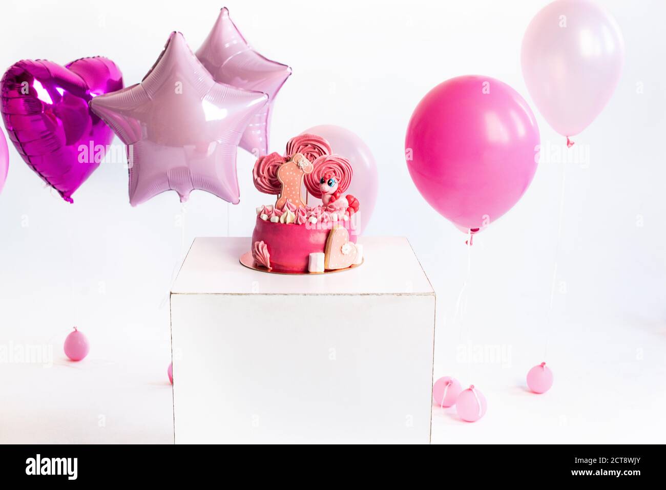 Gâteau rose pour l'anniversaire d'une fille d'un an. Ballons. unicorn. Russie 2020, août Banque D'Images