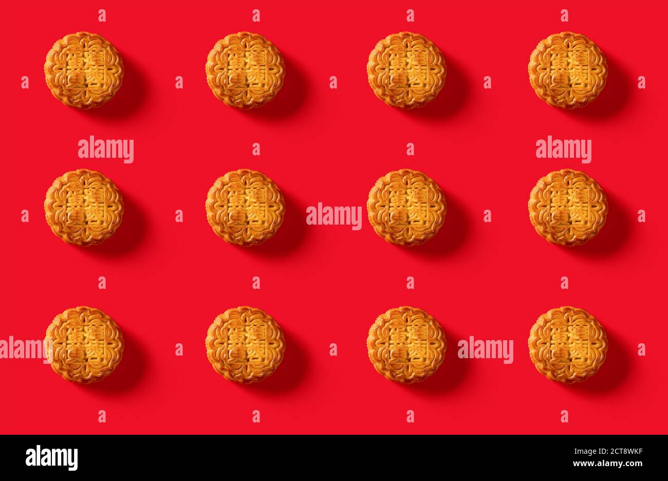 Traduction du chinois en pâte de graines de lotus-Anglais avec du jaune sans couture motif de gâteau de lune traditionnel sur le rouge sans logo ni marque commerciale Banque D'Images
