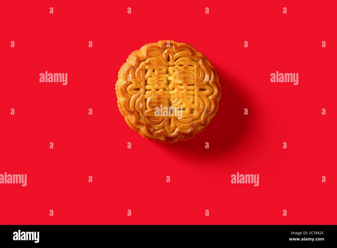 Traduction Du Chinois En Pate De Graines De Lotus Anglais Avec Jaune Voir Le Gateau Traditionnel Sur Le Rouge Sans Logo Ni Marque Commerciale Photo Stock Alamy