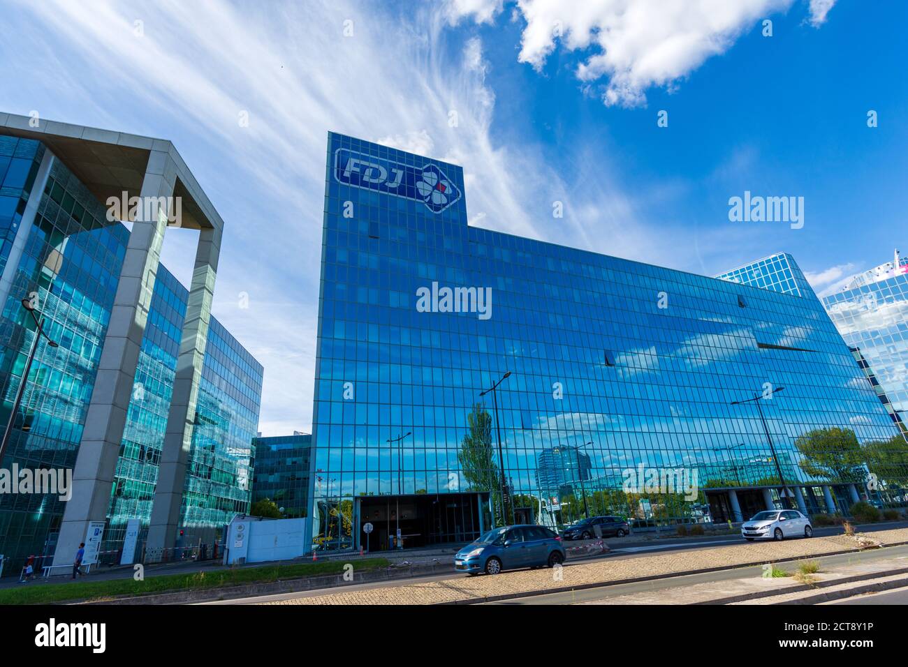 BOULOGNE-BILLANCOURT, FRANCE - 7 SEPTEMBRE 2020 : siège de la société française des Jeux (alias FDJ), opérateur des jeux de loterie nationaux en France Banque D'Images