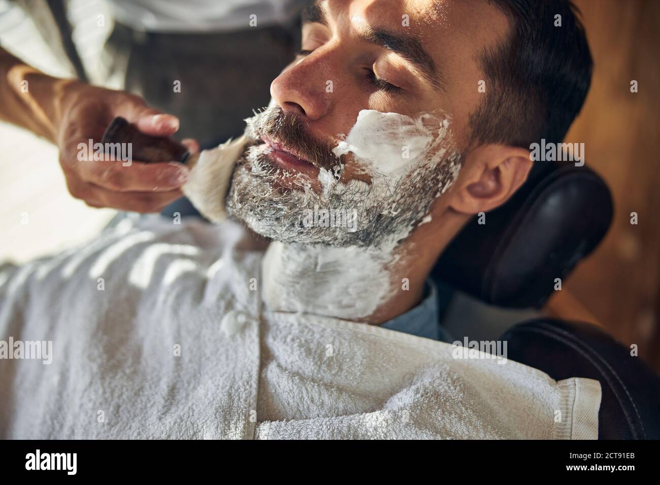 Homme détendu couvert de crème à raser au salon de coiffure Photo Stock -  Alamy