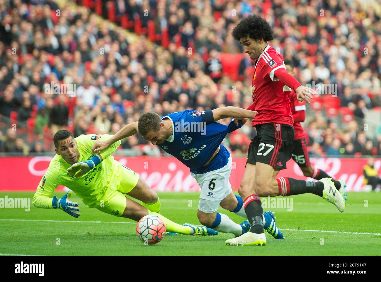 MAROUANE FELLANI SE LANCE DANS UN TIR COMME PHIL JAGIELKA ET LE GARDIEN DE BUT JOEL ROBLES DÉFENDENT DÉSESPÉRÉMENT EVERTON / MANCHESTER UTD FA CUP SEMI FINAL - WEMBLEY. Banque D'Images