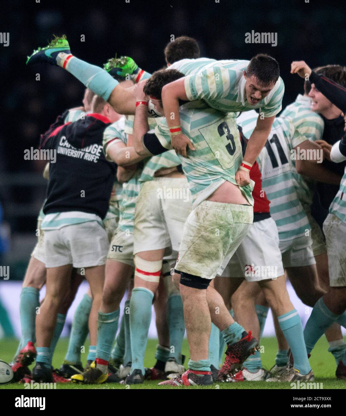 Sebastian Tullie est soulevé aloft par Jonathan Dixon alors que Cambridge gagne le 135e Varsity Match 23-18 Oxford v Cambridge image : Mark pain / Alamy Banque D'Images