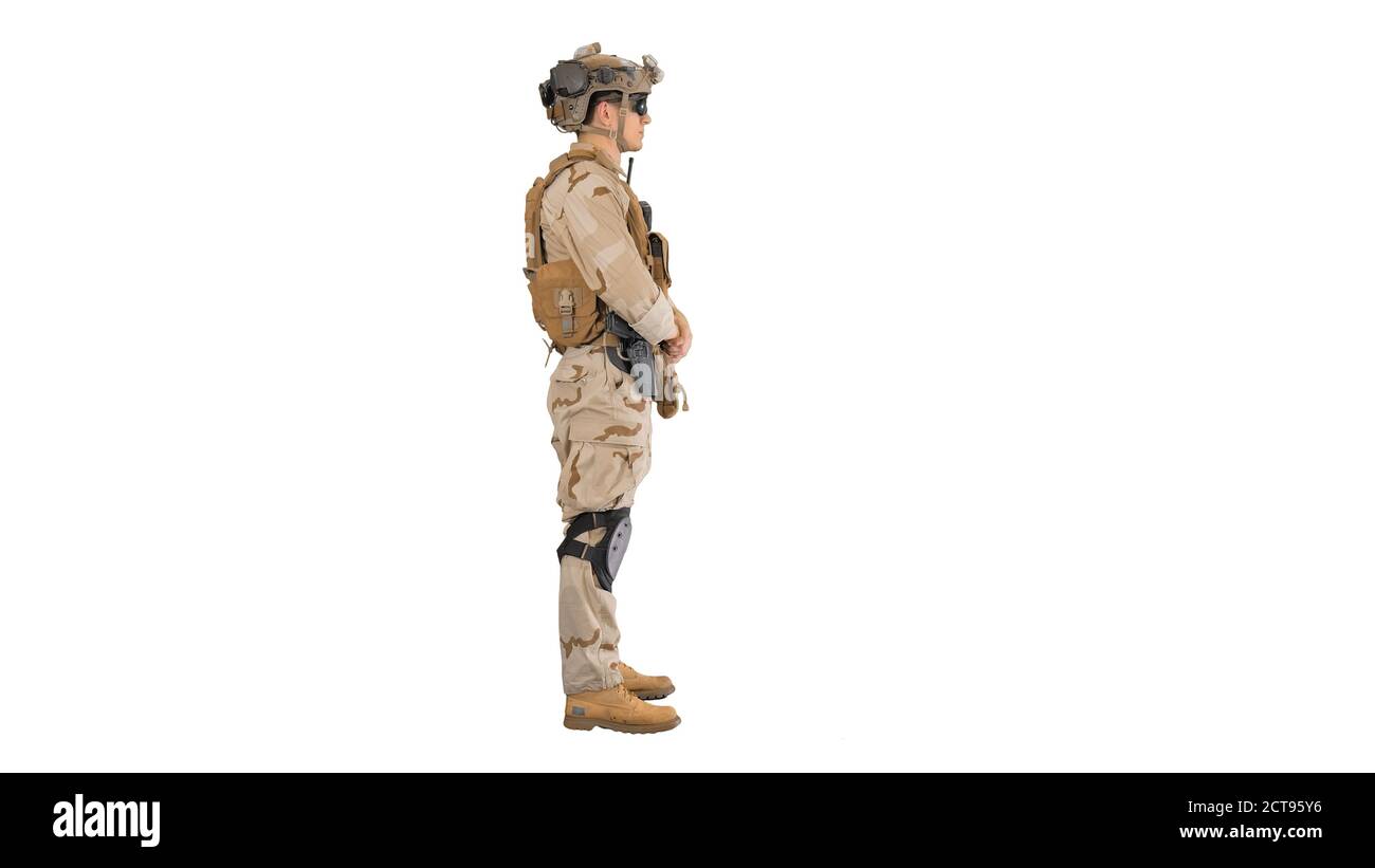 Soldat debout attendant et ne faisant rien sur fond blanc. Banque D'Images