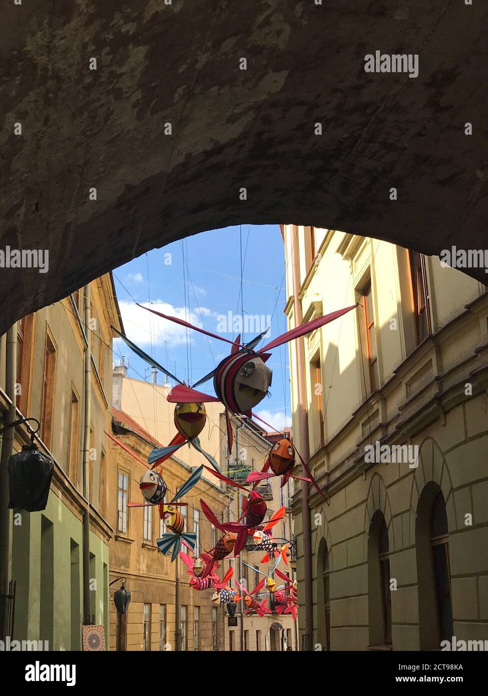 Installation artistique de poissons volants rue décorée dans la vieille ville de Lublin. Pittoresque place du marché. Poisson décoratif drôle. Une idée créative parfaite. Banque D'Images