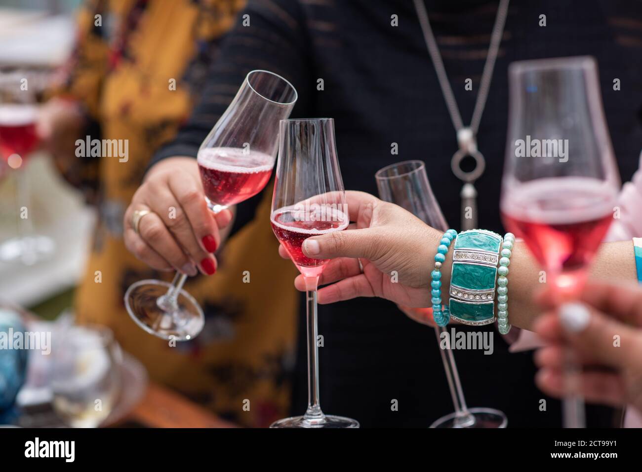 Coupe courte de verres claquant pendant un toast Banque D'Images
