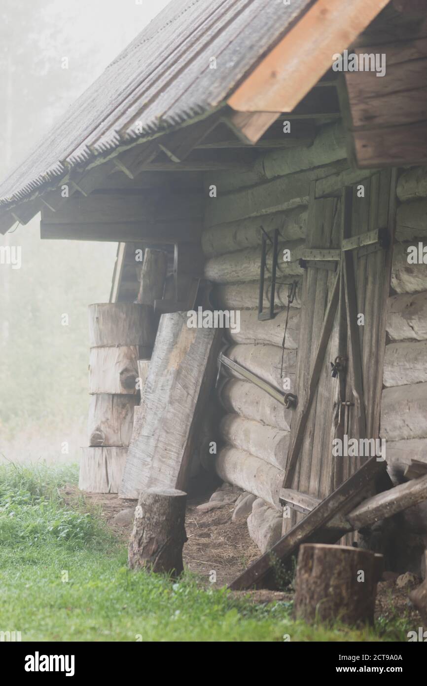 Ancienne grange en bois couverte de brouillard d'automne le matin avec espace de copie. L'image semble bruyante et instable en raison de l'effet de brouillard Banque D'Images