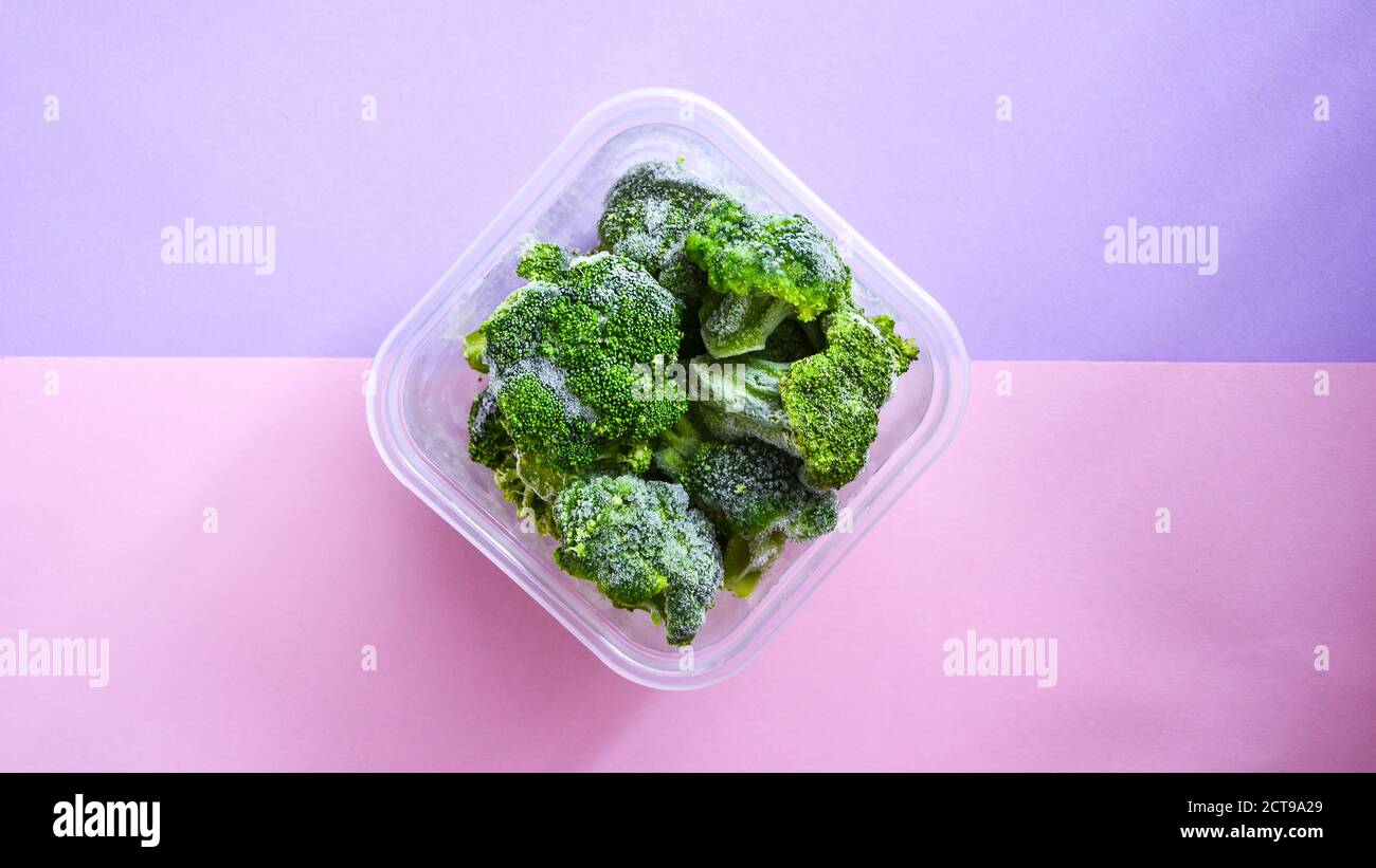 Brocoli dans un récipient en plastique pour un stockage à long terme.  Congélation profonde des légumes. Légumes surgelés sur fond de couleur  Photo Stock - Alamy