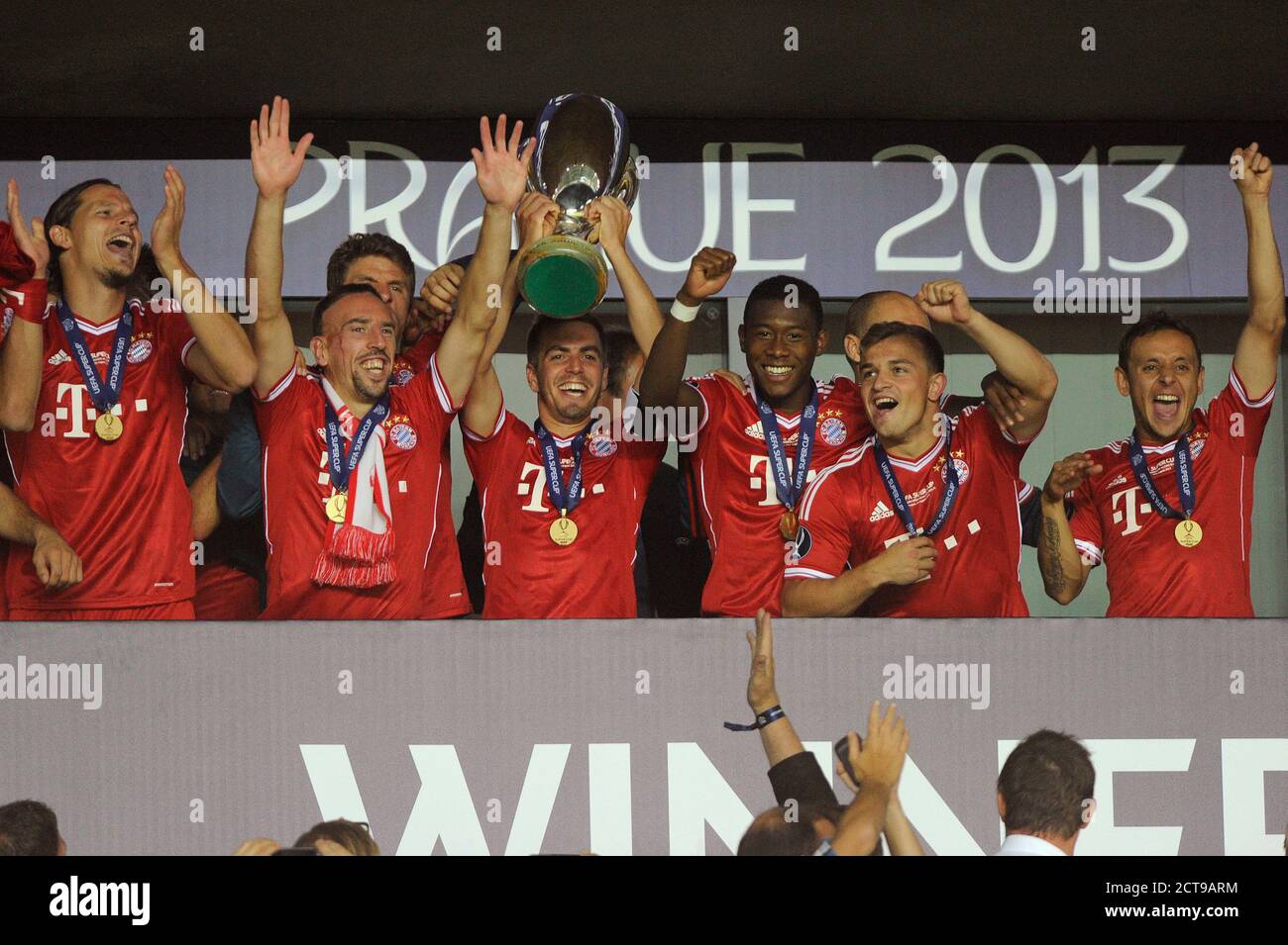 Aperçu de la finale de la Super coupe UEFA FC Bayern Munich-FC Sevilla le 24 septembre 2020 à Budapest. Photo d'archive : équipe, équipe, Philipp LAHM (FC Bayern Munich) avec Pokal-v.li : jubilation finale, jubilation, joie, enthousiasme, gagnant, gagnant, lauréat, cérémonie de remise de prix, tasse, trophy.Supercup.from gauche : Daniel VAN BUYTEN (FC Bayern Munich), Franck RIBERY (FC Bayern Munich), Thomas MUELLER (MâA LLER, FC Bayern Munich), Philipp LAHM (FC Bayern Munich), David ALABA (FC Bayern Munich), Arjen ROBBEN (FC Bayern Munich), Xherdan SHIRI (FC Bayern Munich), RAFINHA (FC Bayern Munich). Finale/FC de la Super coupe de football de l'UEFA Banque D'Images