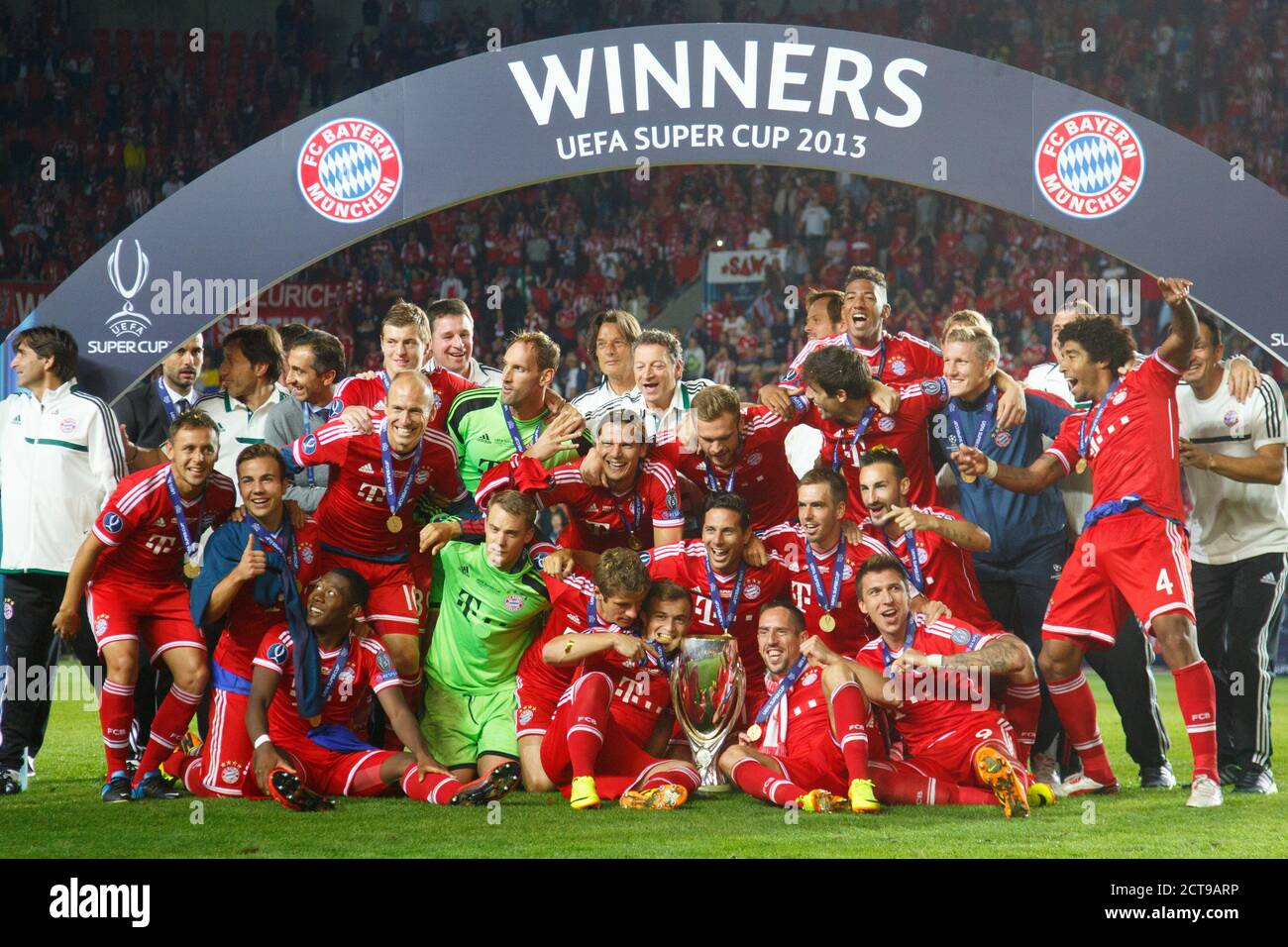 Budapest. 24 septembre 2020. Aperçu de la finale de la Super coupe UEFA FC Bayern Munich-FC Sevilla le 24 septembre 2020 à Budapest. Archive photo: Siegerbild avec Supercup - gagnant FC Bayern. Football, FC Bayern Munich - Chelsea FC 5: 4 IE, finale de la coupe UEFA Supercup, saison 2013/2014, le 08/30/2013 à Prague/EDENARENA/République Tchèque. Â | utilisation dans le monde crédit: dpa/Alay Live News Banque D'Images