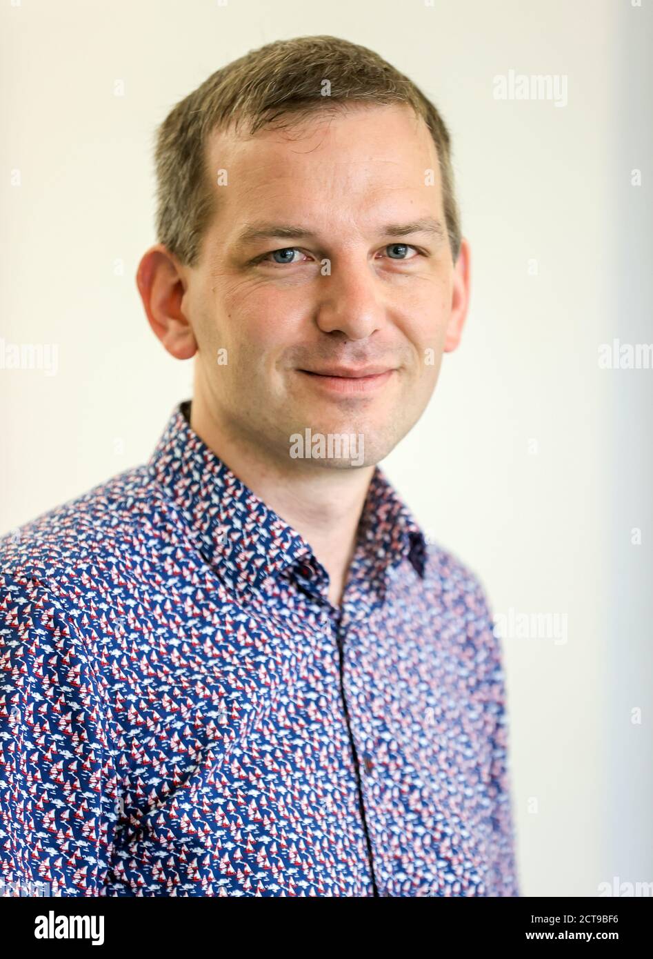 15 juillet 2020, Saxe-Anhalt, Halle (Saale): Michael Ritter, Professeur de didactique de l'école élémentaire à l'Université Martin Luther Halle/Wittenberg. Dans les archives de l'Institut, il y a une collection de textes pour enfants d'un bon siècle, qui sont systématiquement examinés. Photo: Jan Woitas/dpa-Zentralbild/ZB Banque D'Images