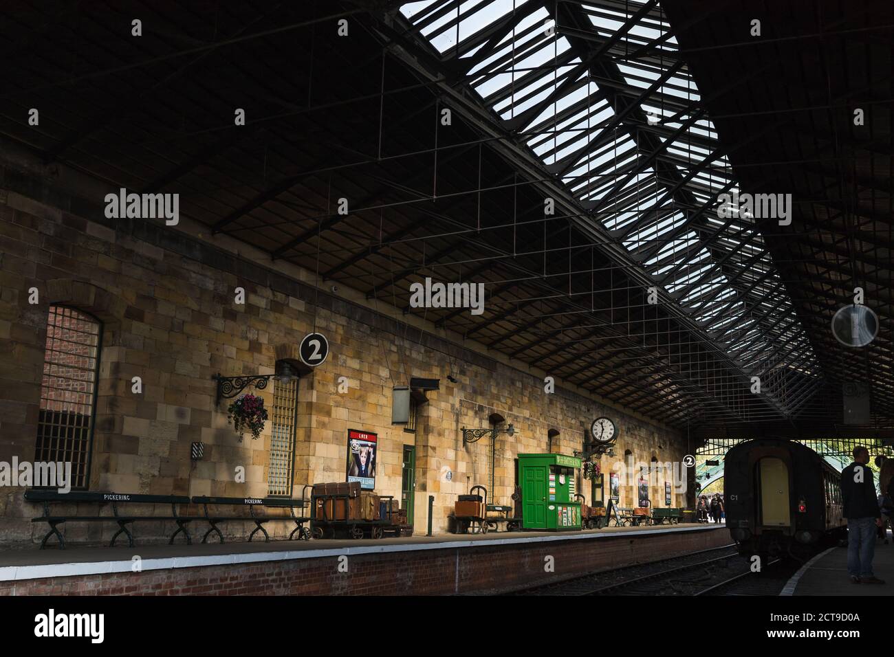 Filtres lumineux à travers le toit de la gare de Pickering photographié en septembre 2020 sur le chemin de fer du North Yorkshire. Banque D'Images