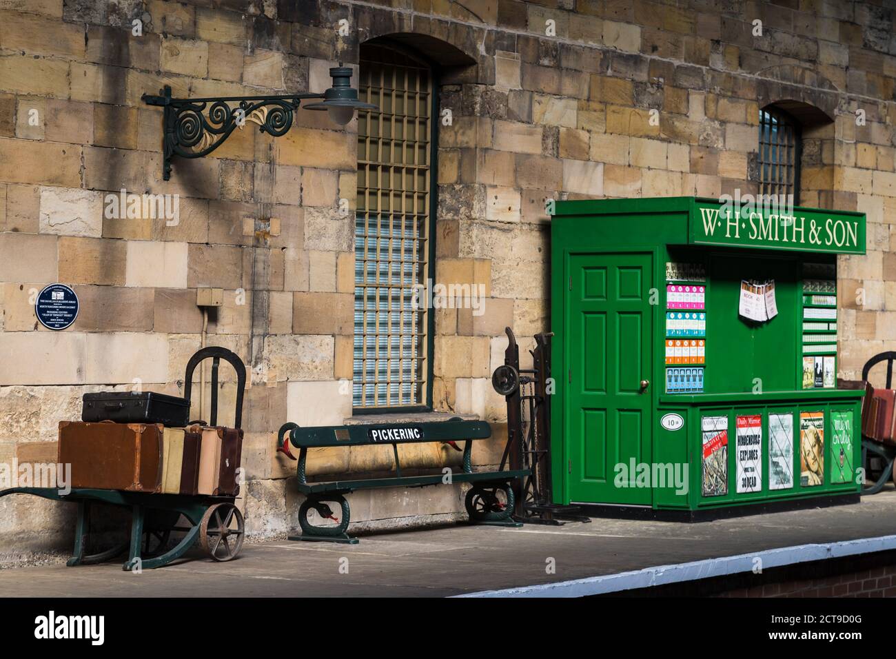 Objets d'antan sur la plate-forme de Pickering, berceau du chemin de fer du North Yorkshire rendu célèbre par les films de Harry Potter. Cette photo a été prise en septembre 2 Banque D'Images