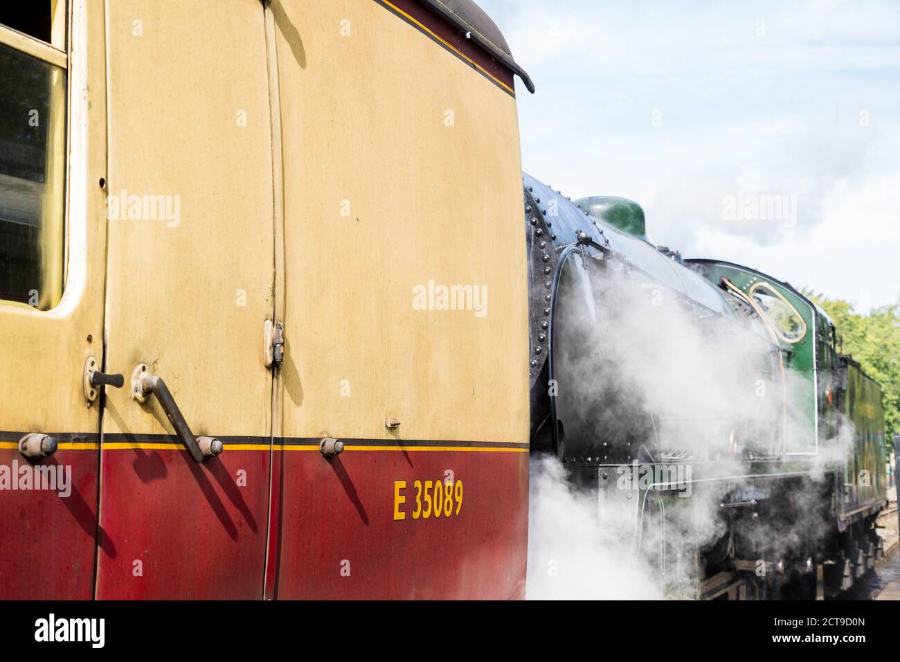 Train à vapeur à l'arrière d'une calèche sur le célèbre chemin de fer du Yorkshire du Nord, photographié à Pickering en septembre 2020. Banque D'Images