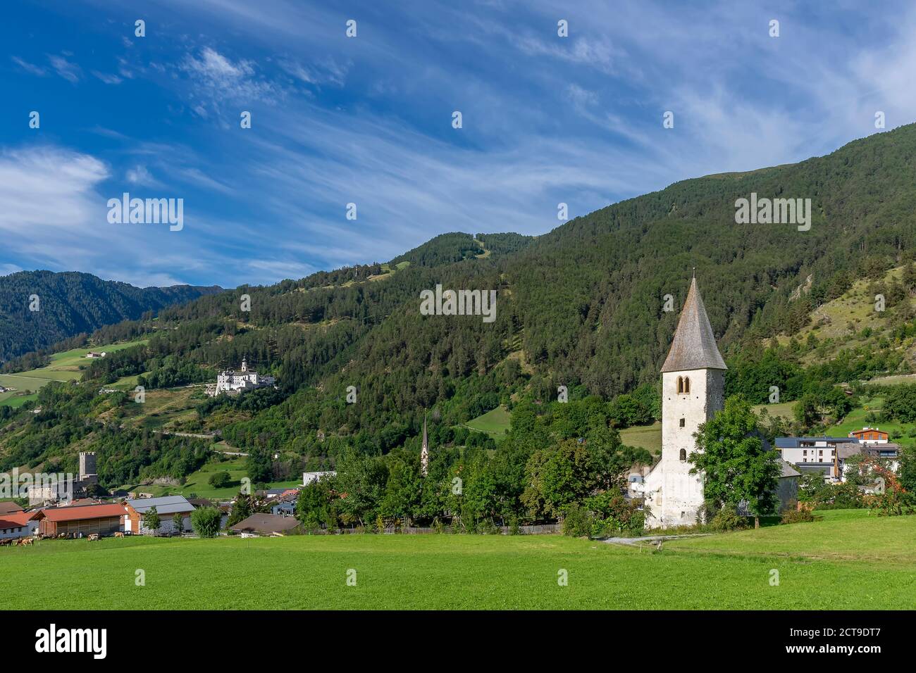 Vue panoramique de Burgusio à Val Venosta, par une belle journée d'été, Tyrol du Sud, Italie Banque D'Images