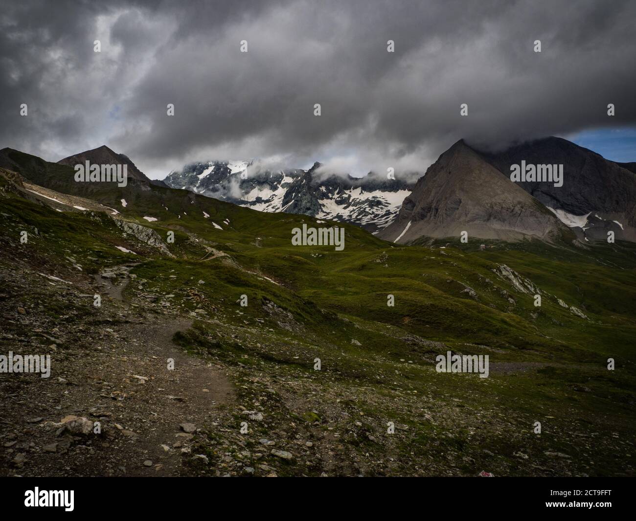 Superbe vue sur les sommets, les vallées et les glaciers des Alpes autrichiennes, le parc Hohe Tauern. Scène charmante et belle, pleine de nuages sombres et de paix. Banque D'Images