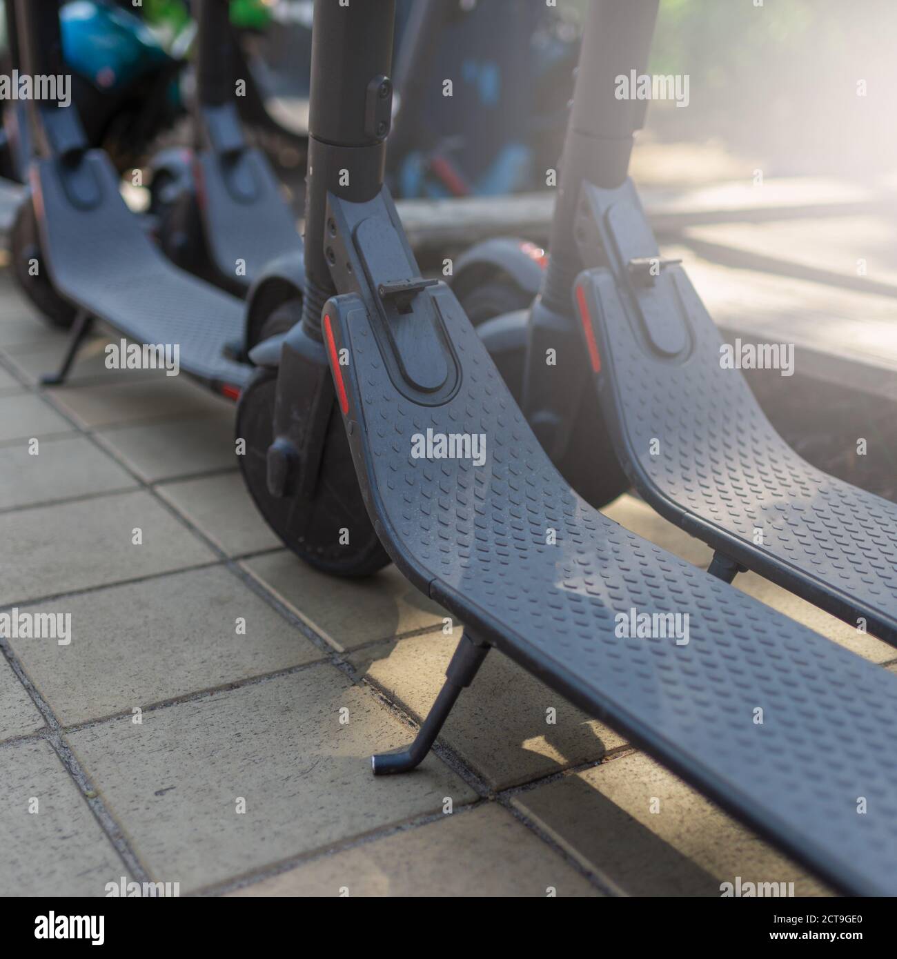 Transport urbain électrique: La rangée de lectures électriques pour faire du scooter des vélos avec des accumulateurs dans le centre d'une ville. Banque D'Images