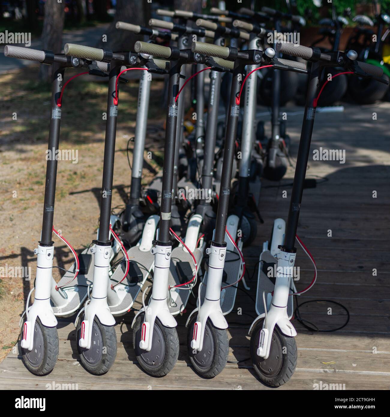 Transport urbain électrique: La rangée de lectures électriques pour faire du scooter des vélos avec des accumulateurs dans le centre d'une ville. Banque D'Images