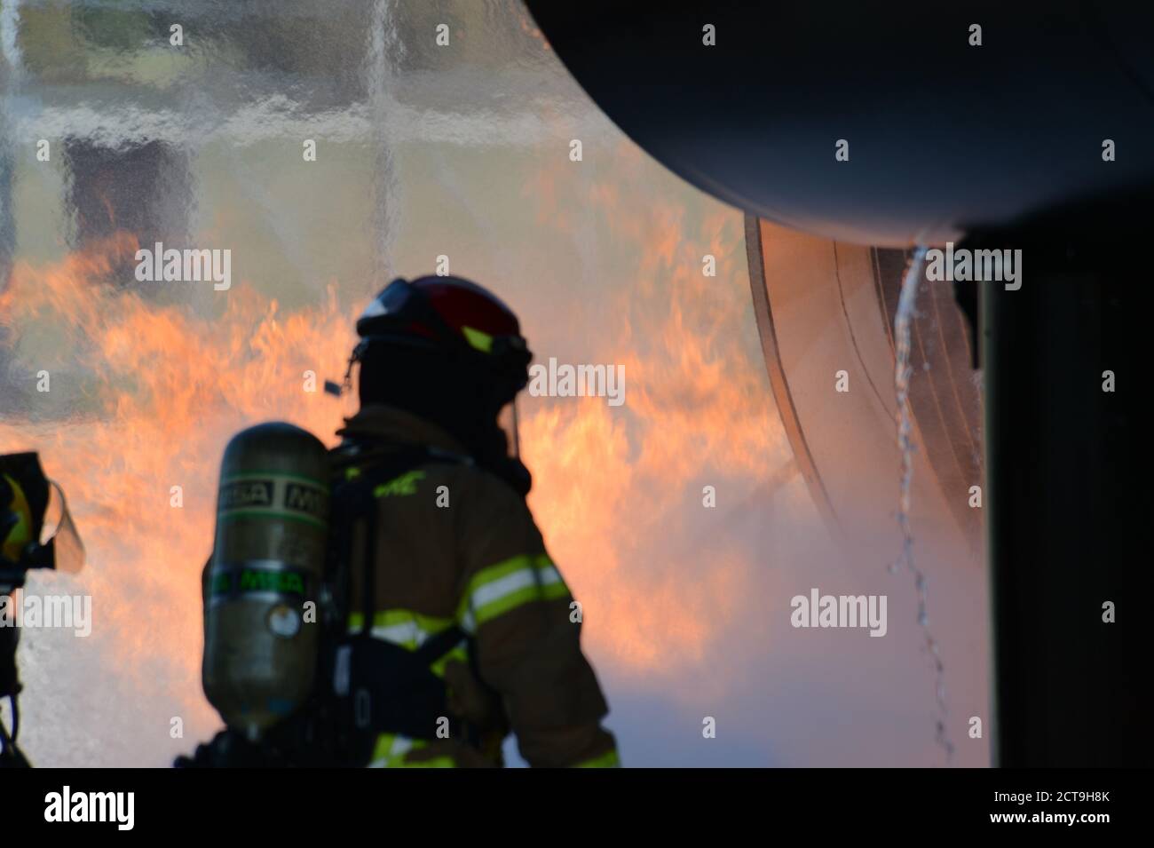 Quatre nouveaux pompiers de la base de la Garde nationale aérienne du Nebraska reçoivent une formation sur les opérations des pompiers de sauvetage d'aéronefs (ARFF), le 26 août 2020, à la base de la Force aérienne d'Offutt à Bellevue (ONÉ). Depuis que les écoles de pompiers ont fermé pour des raisons COVID-19, la Garde nationale aérienne du Nebraska a décidé de suivre seule la formation requise à Lincoln et à la base aérienne d'Offutt pour les pompiers nouvellement embauchés. (Photo de la Garde nationale aérienne du Nebraska par Tech. Sgt. R. Denise Mommens) Banque D'Images