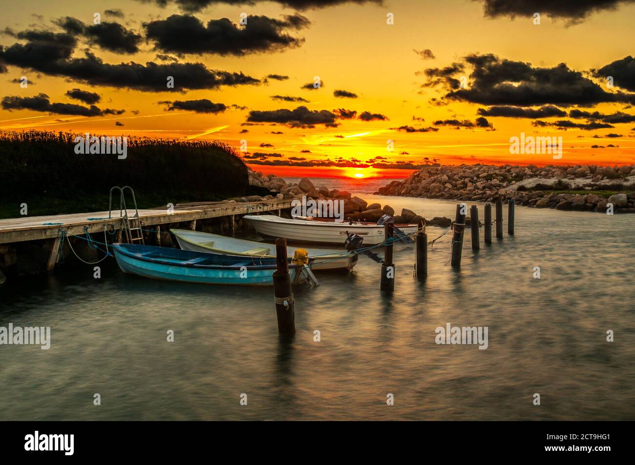 un bateau charpe le quai avec un beau coucher de soleil en arrière-plan, un beau paysage et un voyage relaxant Banque D'Images