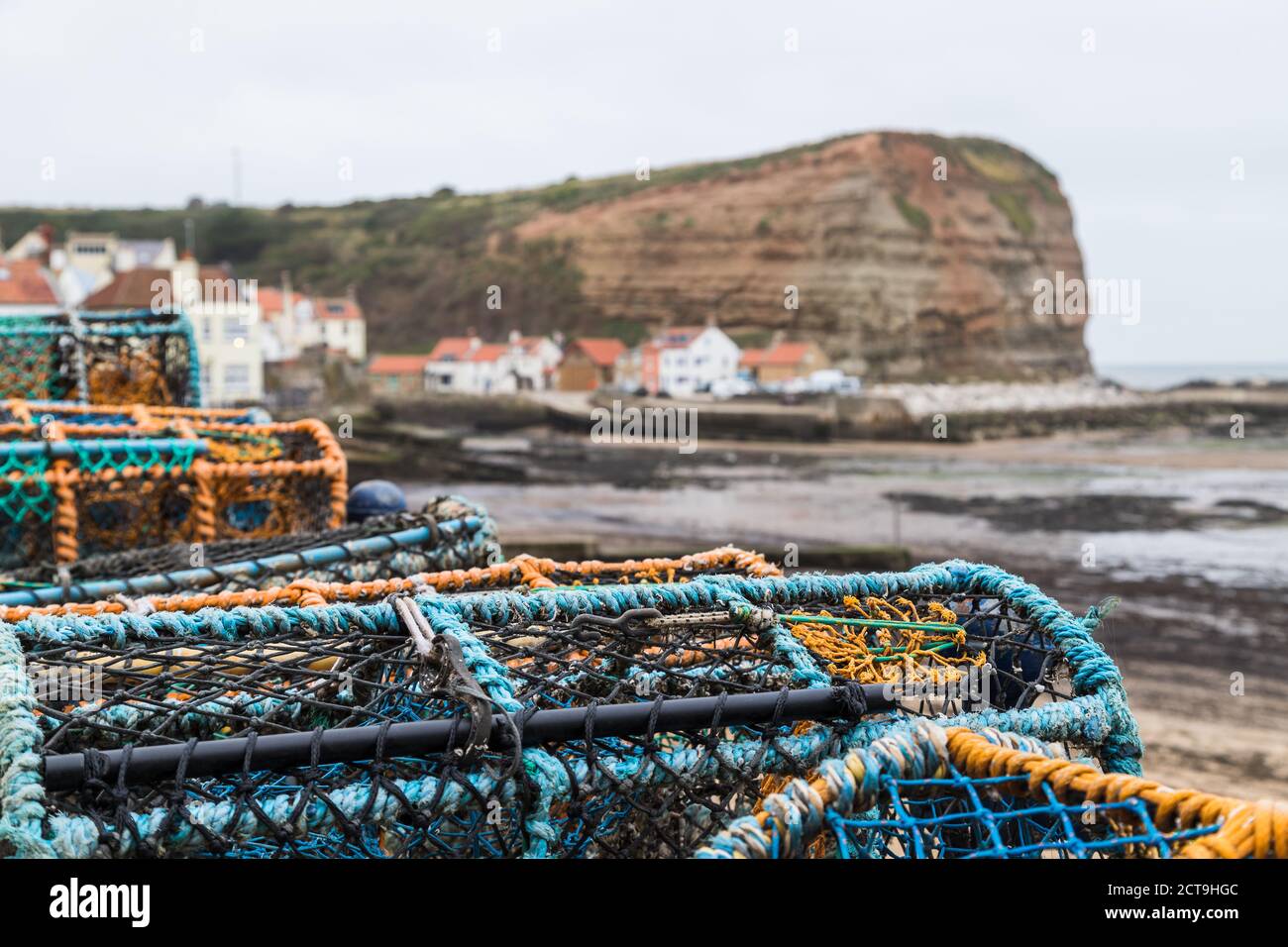 Pots de crabe sur le côté du port de Staithes dans le North Yorkshire vu en septembre 2020. Banque D'Images