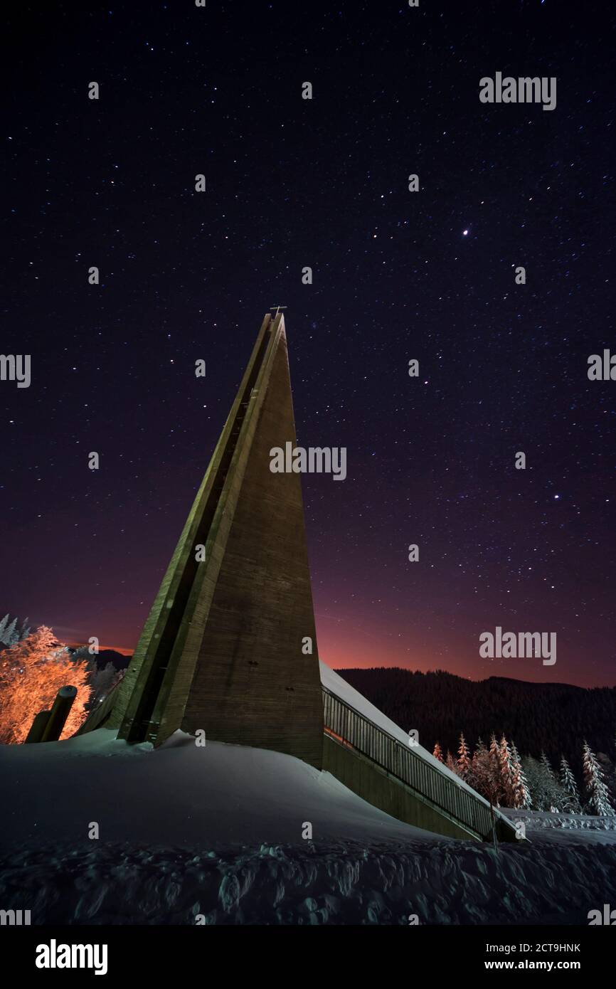 Allemagne, Bade-Wurtemberg, Feldberg, vue de l'église moderne à paysage d'hiver par nuit Banque D'Images