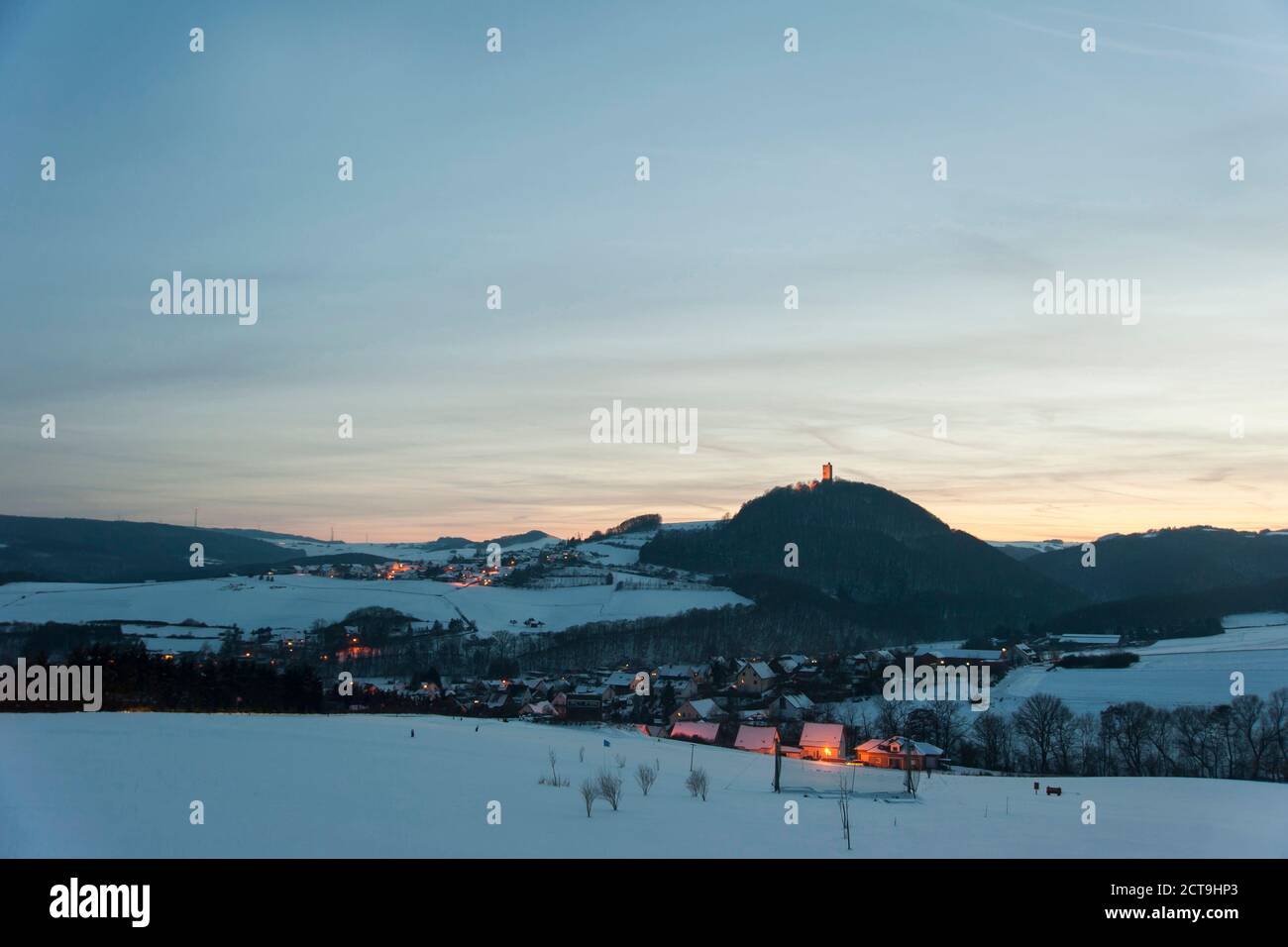 Germanyy, Rhénanie-Palatinat, vallée du Rhin, Niederduerenbach Olbrueck avec Château en hiver Banque D'Images