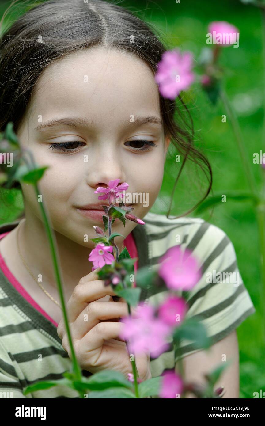 L'odeur de fille lors d'une fleur de printemps Banque D'Images