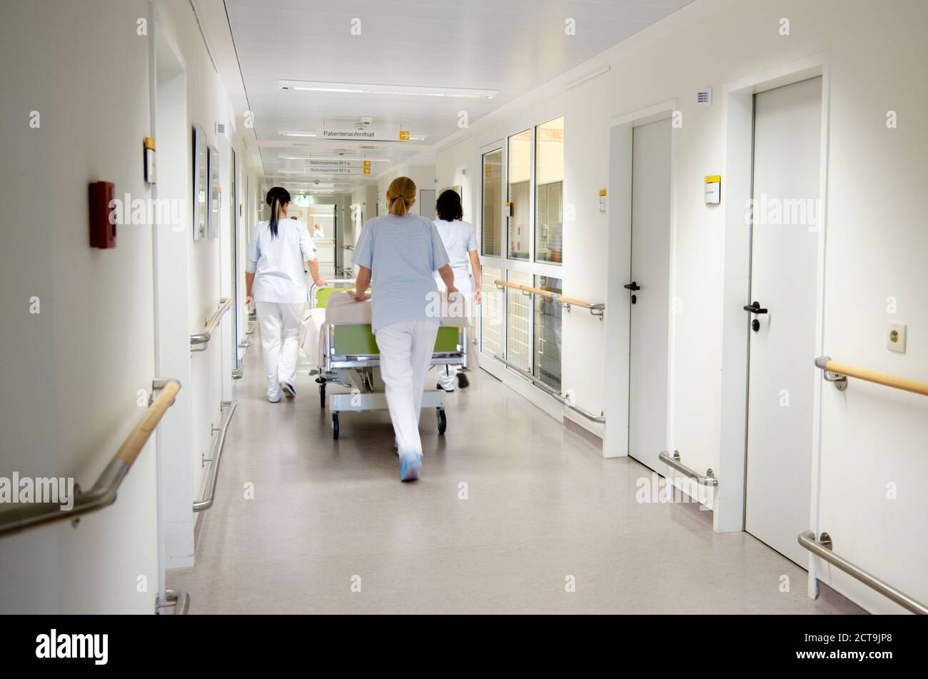 Allemagne, Fribourg, les infirmières déménagement hospital bed Banque D'Images