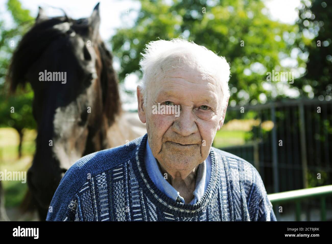 Allemagne, Portrait of senior man with horse, Close up Banque D'Images
