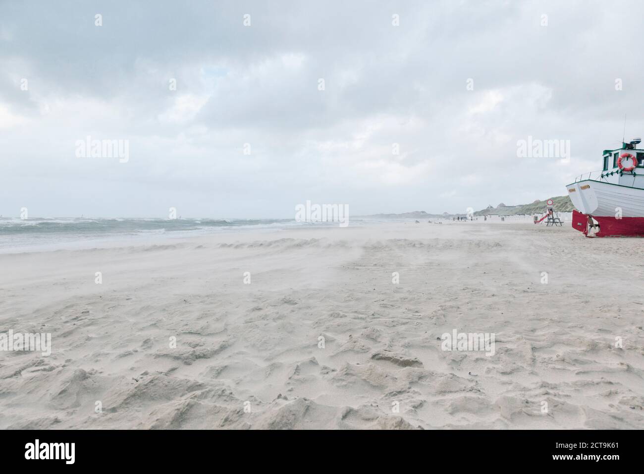 Le Danemark, l'Henne Strand, bateau sur la plage de sable à la dérive Banque D'Images