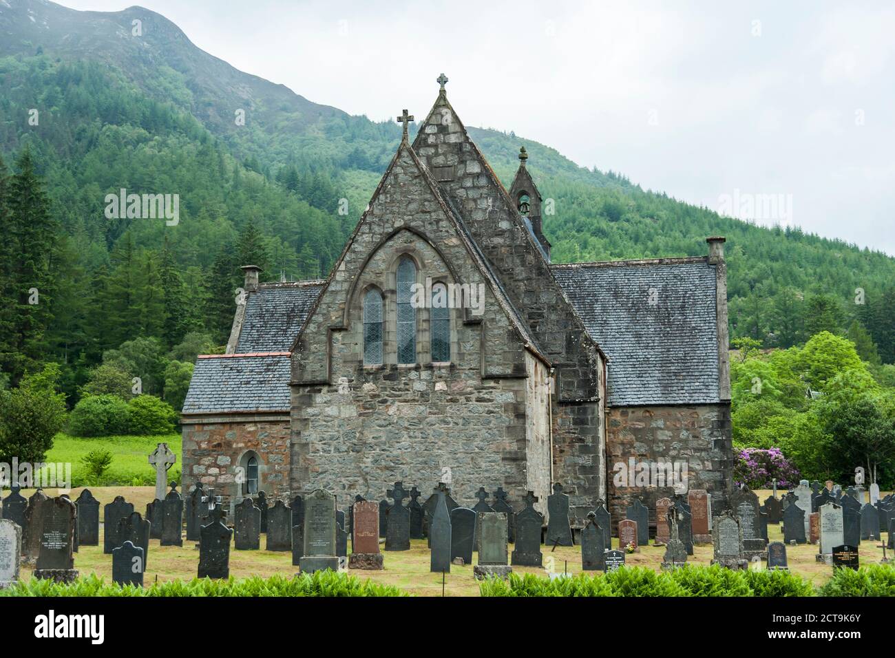 Royaume-uni, Ecosse, Glen Coe, North Ballachulish, vue de l'église Saint John's avec les pierres tombales du cimetière en face Banque D'Images