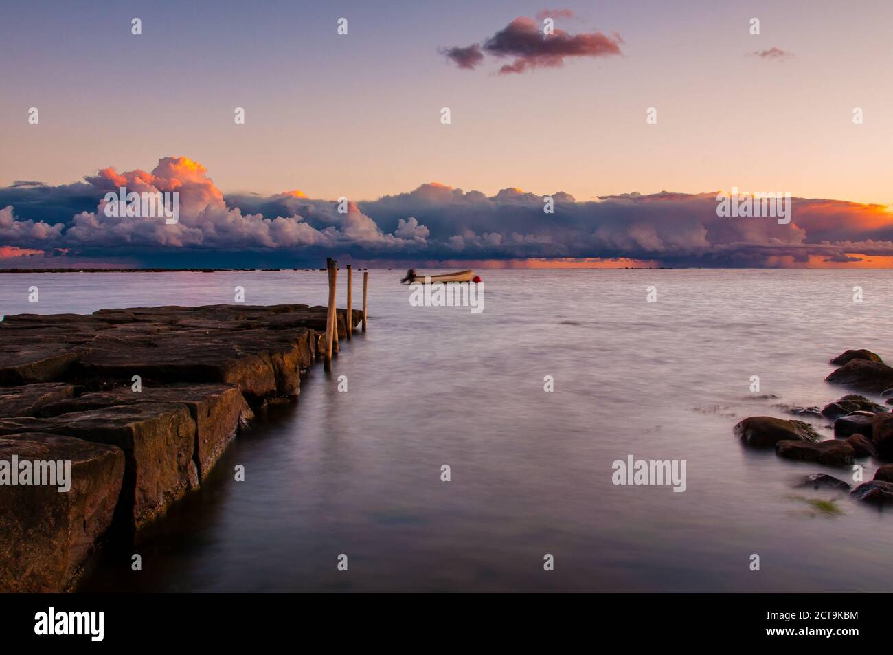 un bateau charpe le quai avec un beau coucher de soleil en arrière-plan, un beau paysage et un voyage relaxant Banque D'Images