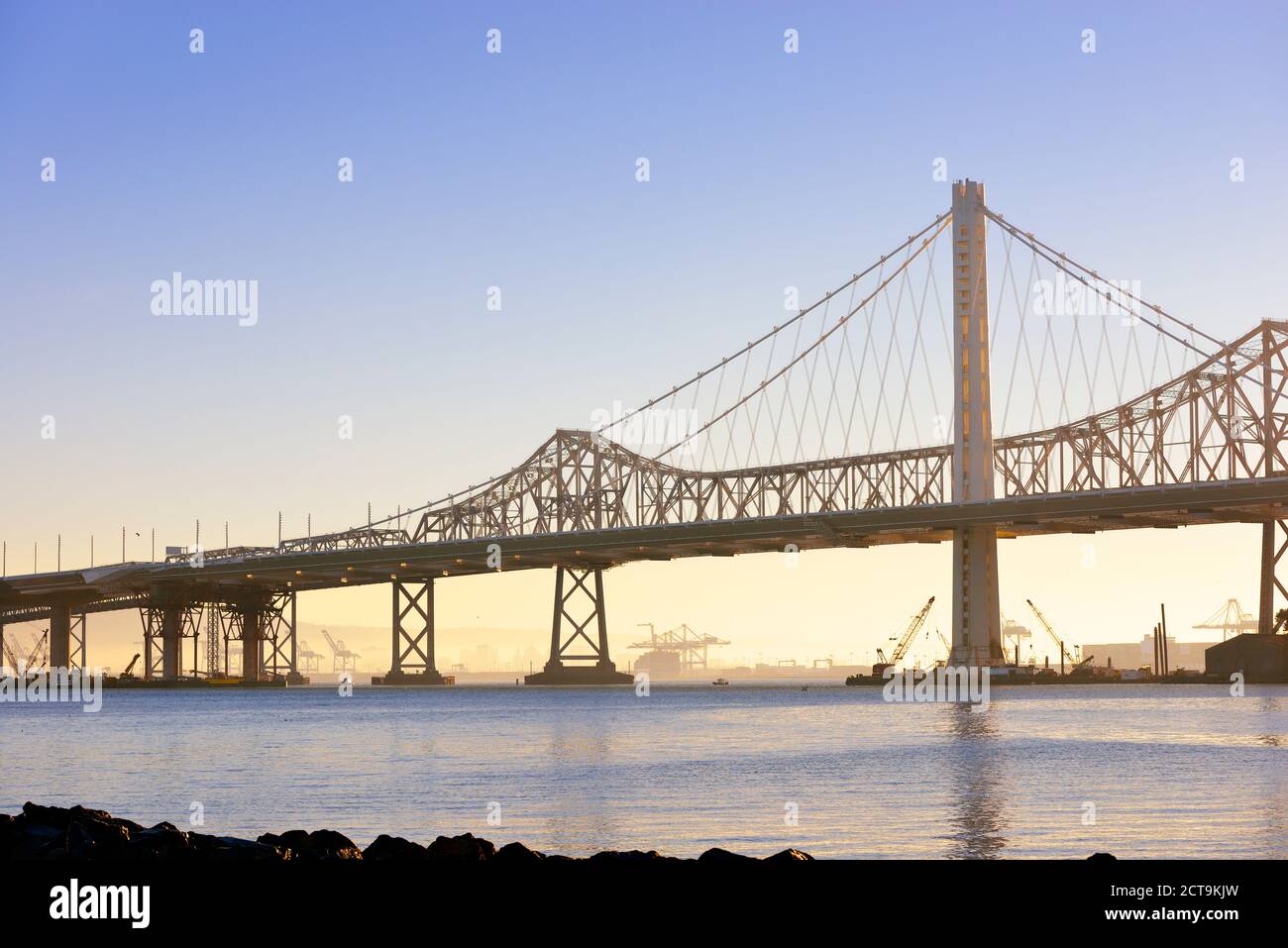 États-unis, Californie, San Francisco, Oakland Bay Bridge dans le soleil du matin Banque D'Images
