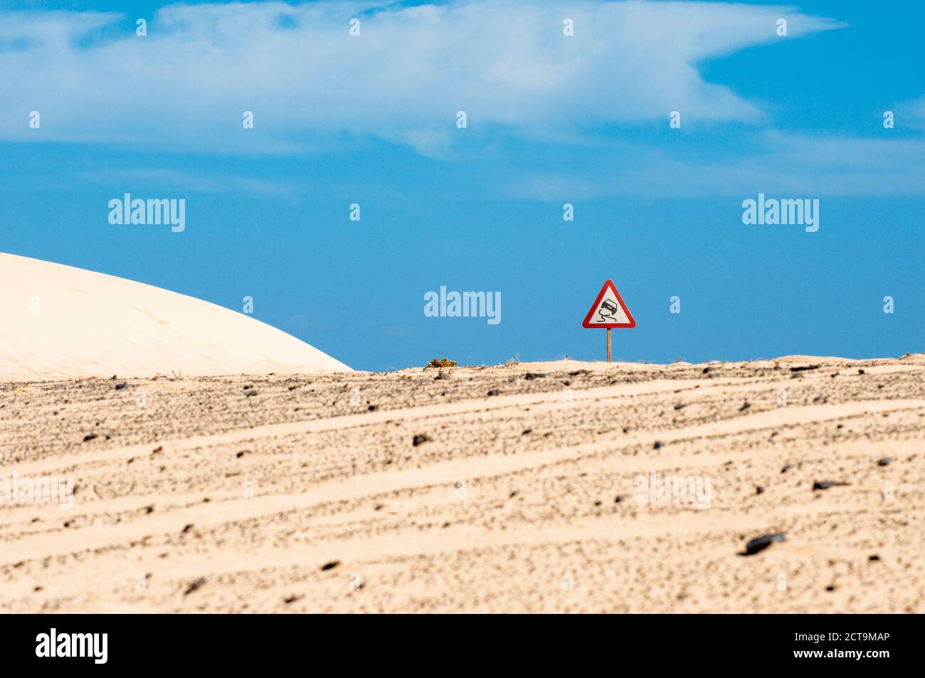 Espagne, Fuerteventura, Corralejo, Parque Natural de Corralejo, signalisation routière au sand dune Banque D'Images
