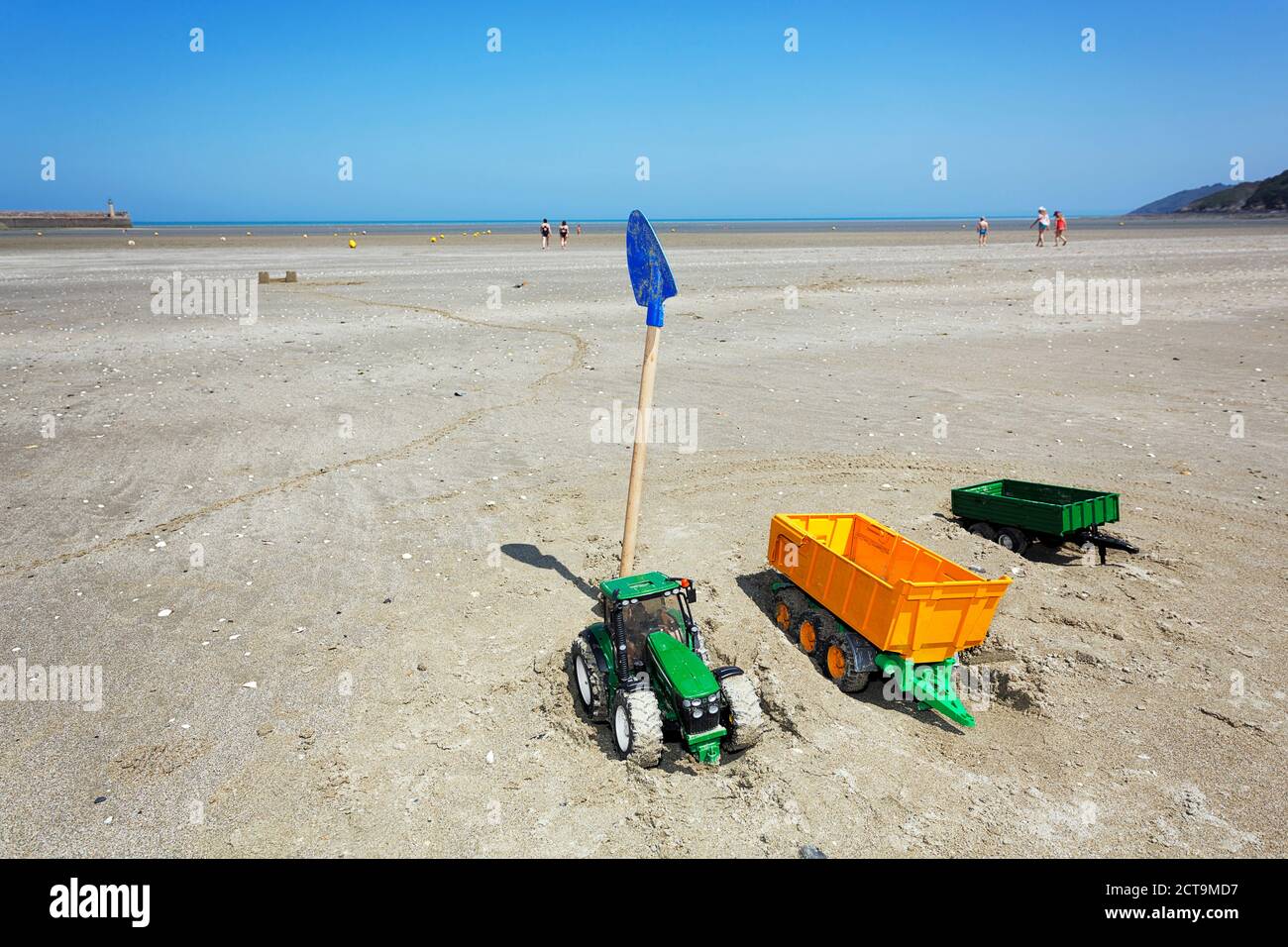 France, Bretagne, jouets sur la plage du Moulin à marée basse Banque D'Images