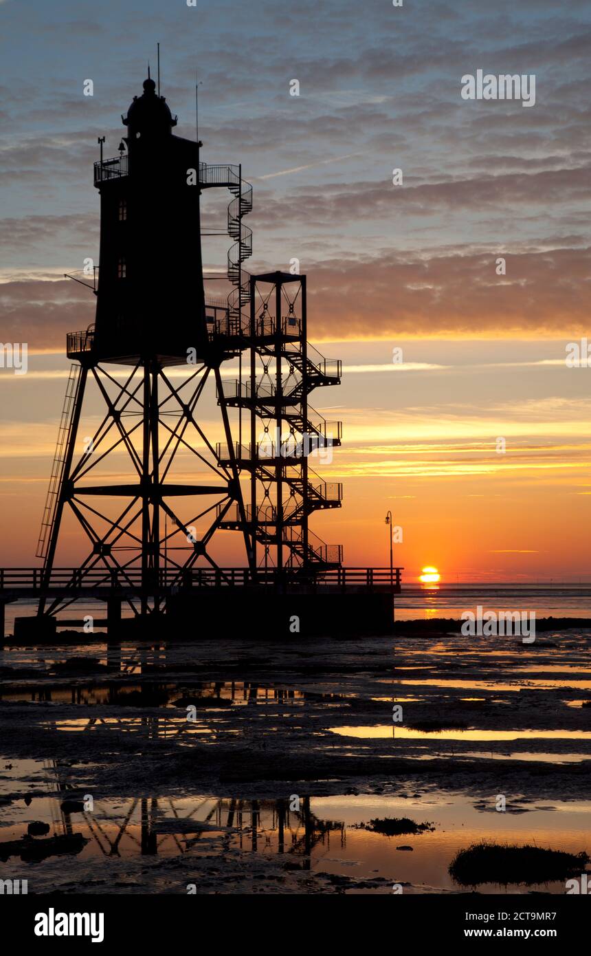 Allemagne, Basse-Saxe, Dorum, Obereversand phare au coucher du soleil Banque D'Images