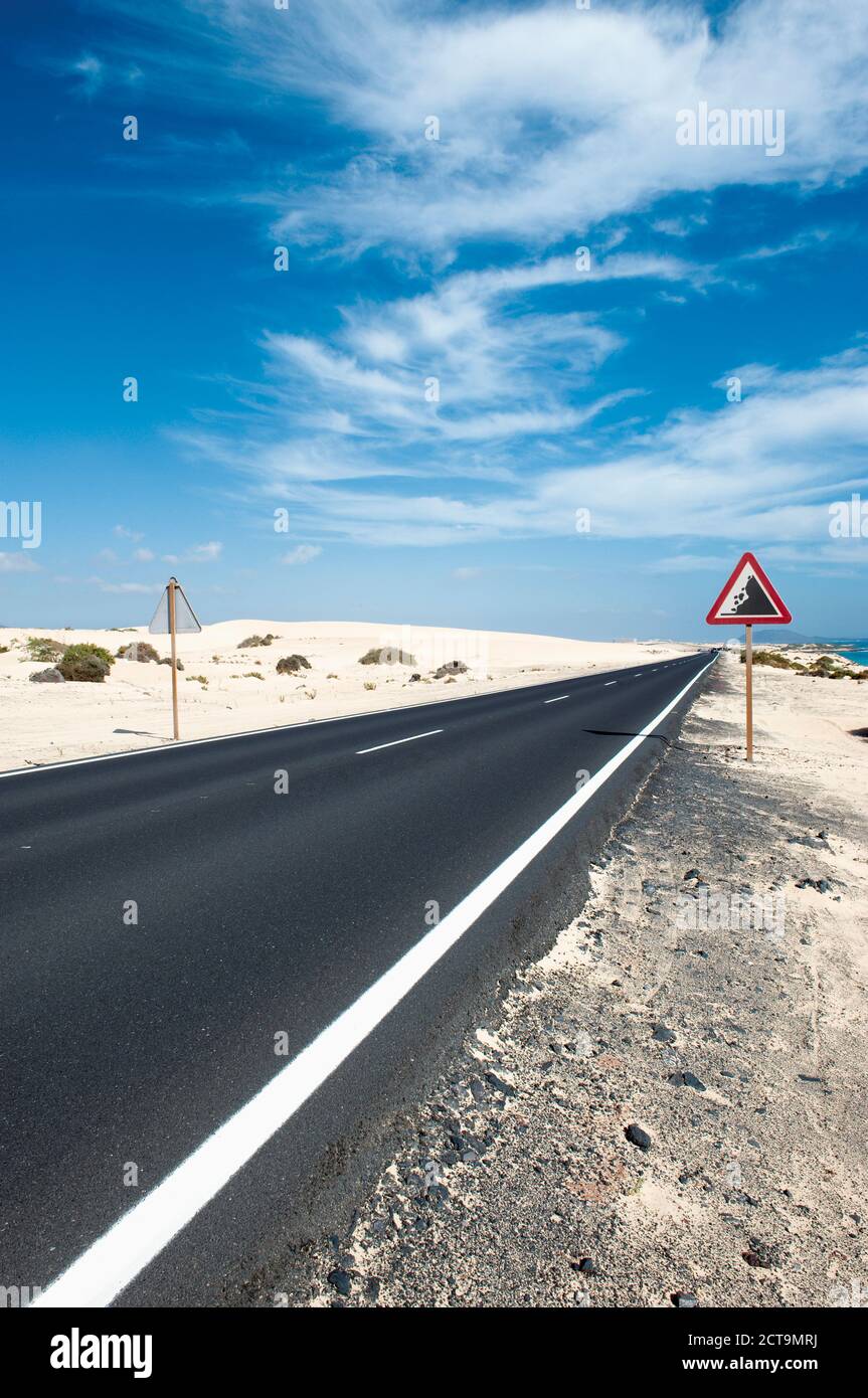 Espagne, Fuerteventura, Corralejo, Parque Natural de Corralejo, vue de la route vide et road sign Banque D'Images