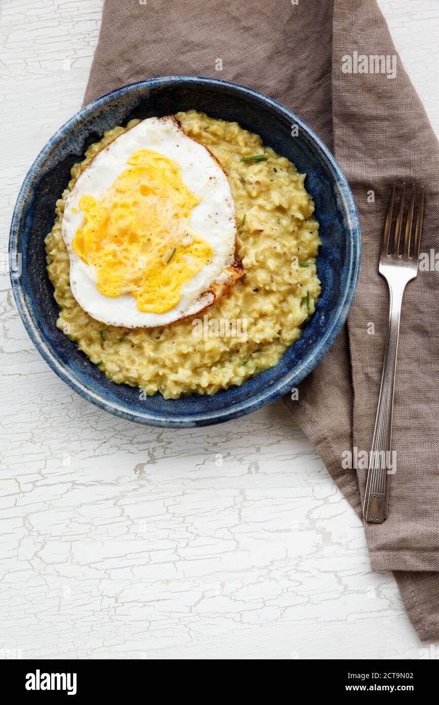 Plat de kedgeree végétarien avec œuf frit sur le chiffon et le bois, elevated view Banque D'Images