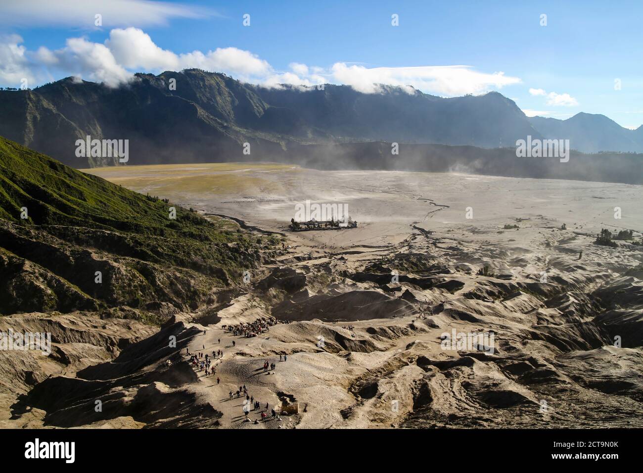 Indonésie, Java, Parc national de Bromo Tengger Semeru, touristes sur le chemin du volcan Mont Bromo, , en arrière-plan Pura Luhur Poten temple hindou Banque D'Images