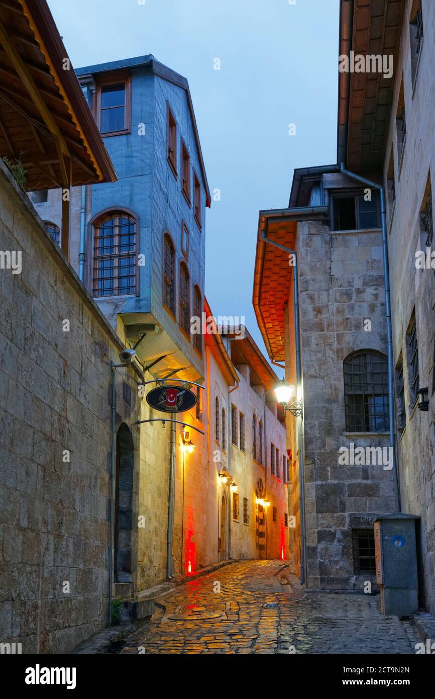 La Turquie, Gaziantep, ruelle de la vieille ville en soirée Banque D'Images