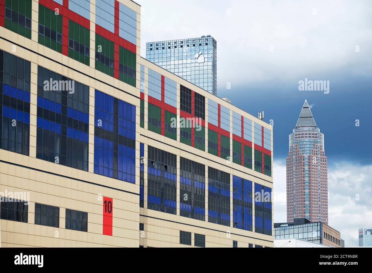 Allemagne, Hesse, Francfort, salon, hall d'exposition locaux dix, Messe Torhaus et Salon Tower dans l'arrière-plan Banque D'Images