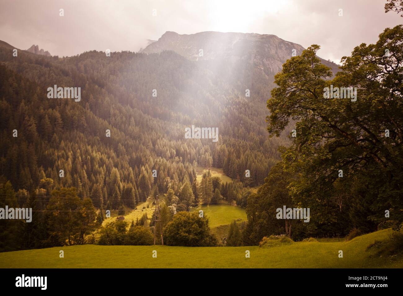 L'Autriche, Lungau, sunbeam dans paysage alpin Banque D'Images