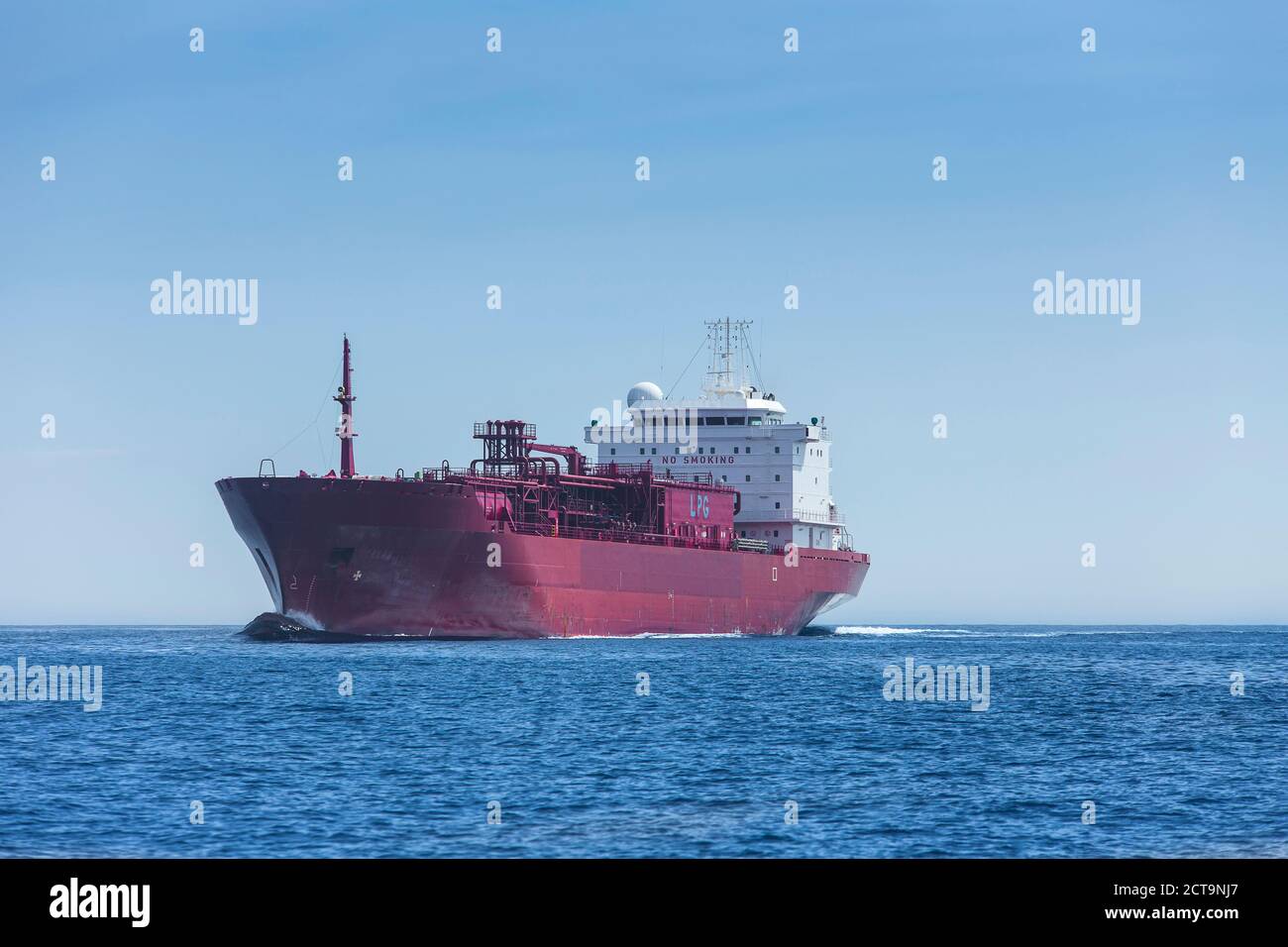 Maroc, Tanger, gaz pétrolier sur l'océan Banque D'Images