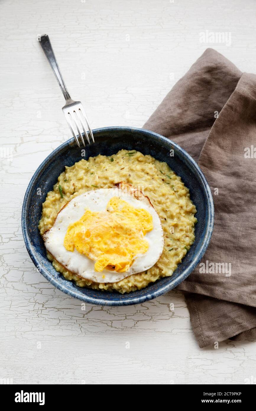Plat de kedgeree végétarien avec œuf frit sur le chiffon et le bois, elevated view Banque D'Images