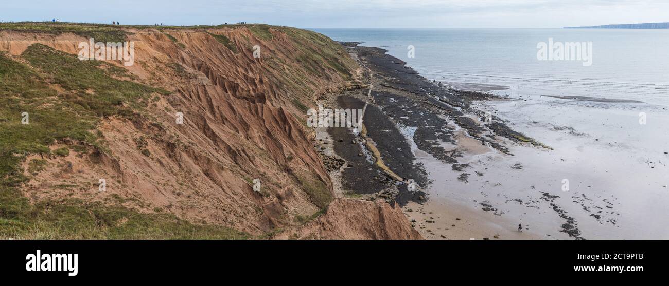 Vue panoramique sur les falaises et les piscines rocheuses qui composent Filey Brigg dans le Yorkshire. Les falaises de craie blanche de Bempton sont visibles à l'extrême Banque D'Images