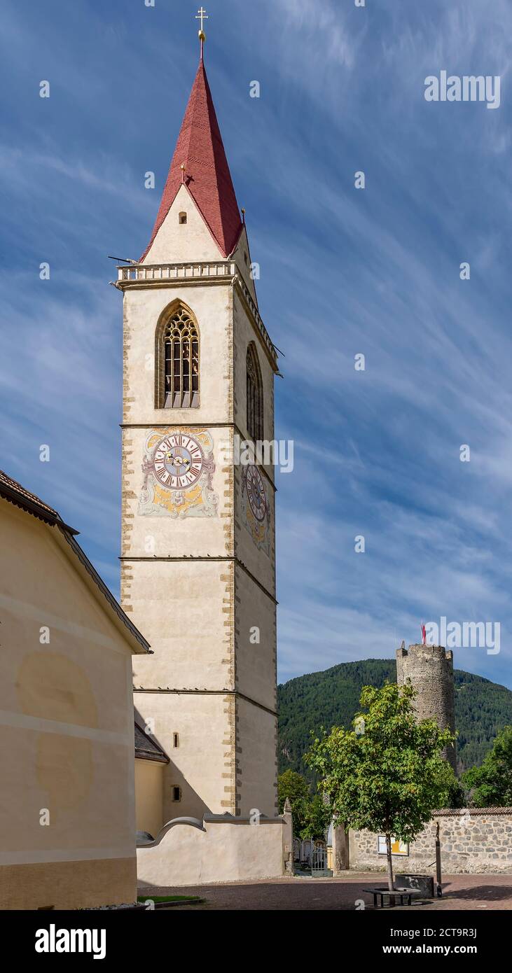 Le clocher de l'église Santa Maria Assunta et la tour Frohlich dans le centre historique de Malles Venosta, Tyrol du Sud, Italie Banque D'Images