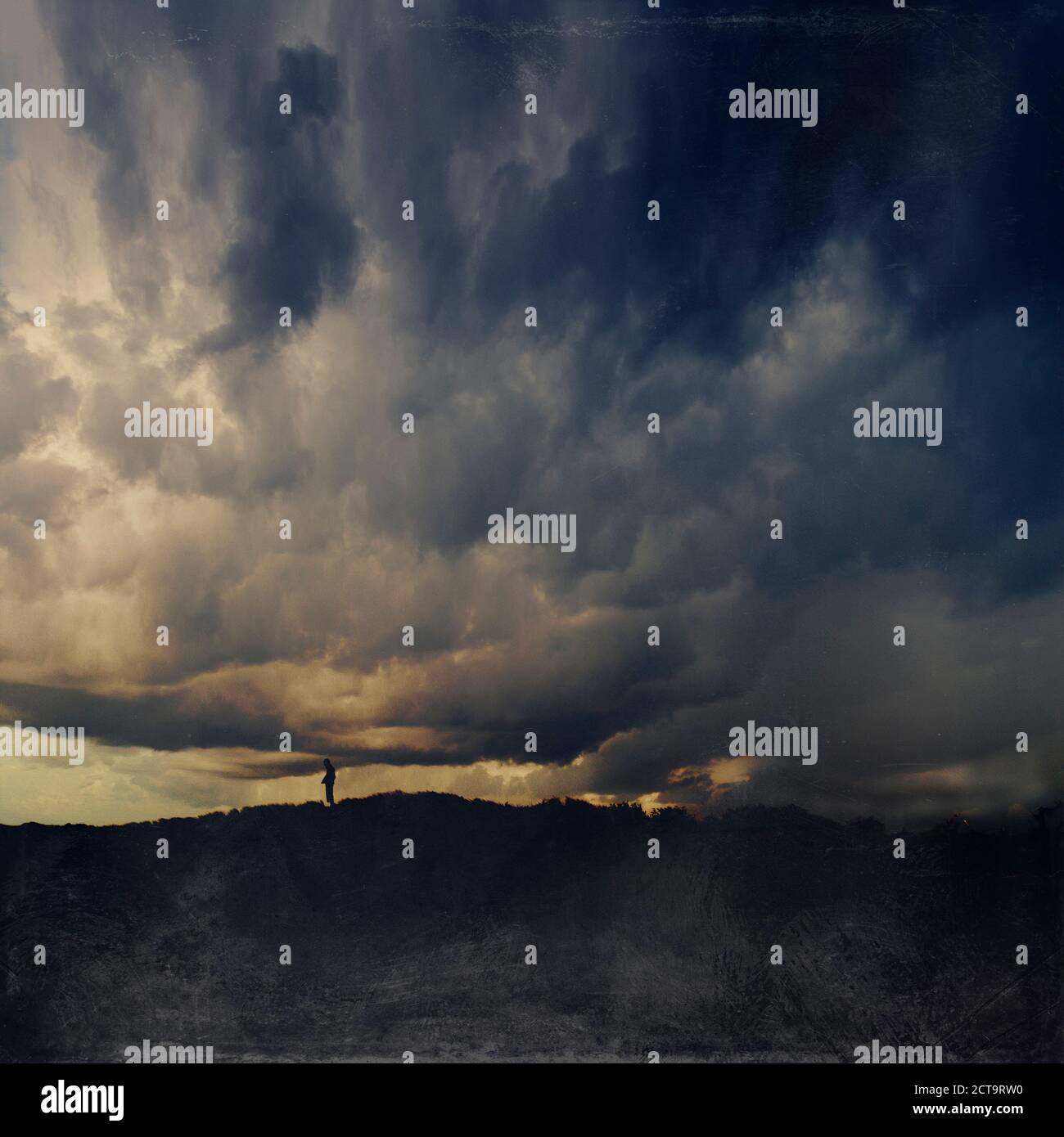 La France, La Roque-d'Anthéron, une personne sur dune, des nuages sombres, effet de texture Banque D'Images